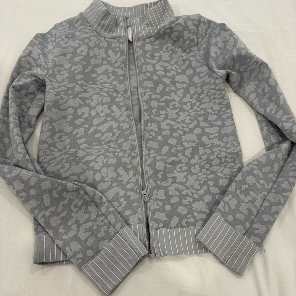 Women’s Forever 21 activewear jacket. Used one time. Grey cheetah print!